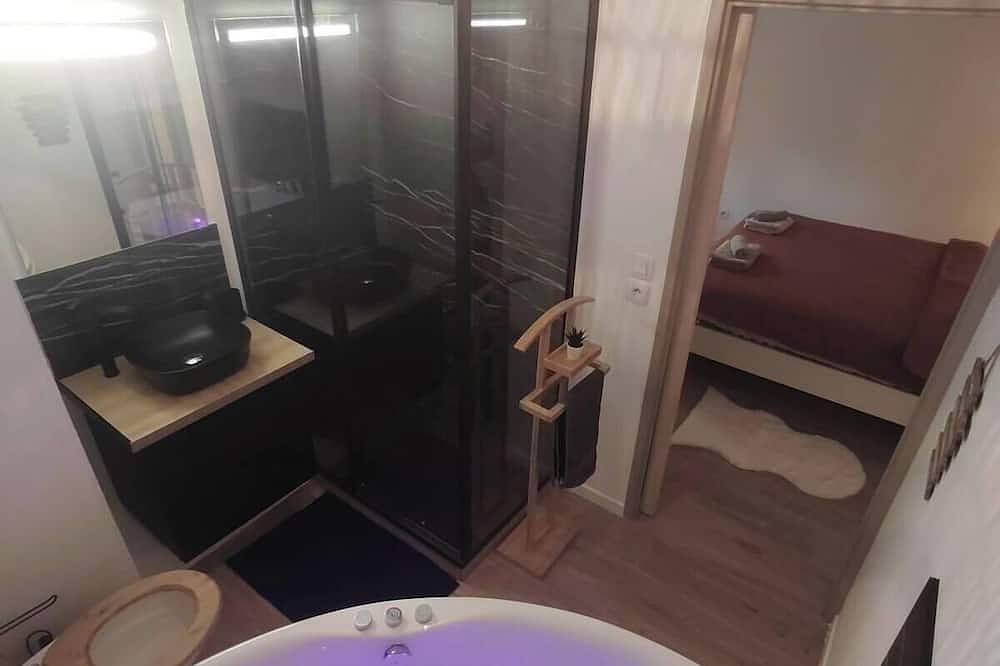 Entire apartment, Blagnac getaway, T2, spa, garden, parking, tramway in Blagnac, Haute-Garonne