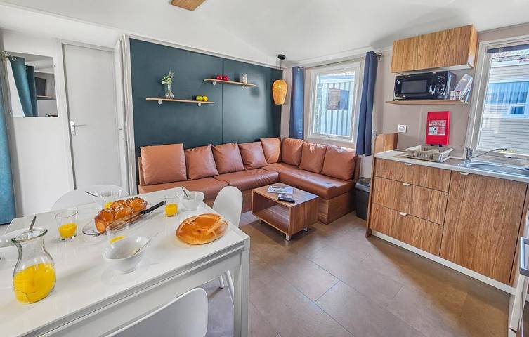 Camping pour 6 personnes, avec jardin ainsi que jacuzzi et piscine