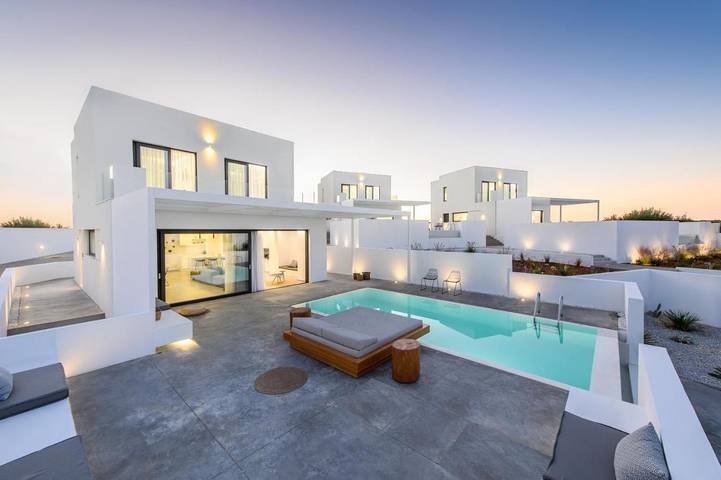 Villa pour 4 personnes, avec Balcon et Terrasse ainsi que Jardin et Piscine
