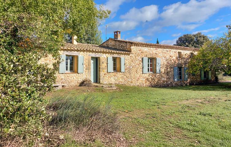 Location de vacances pour 10 personnes, avec terrasse ainsi que jardin et piscine à Fontarèches