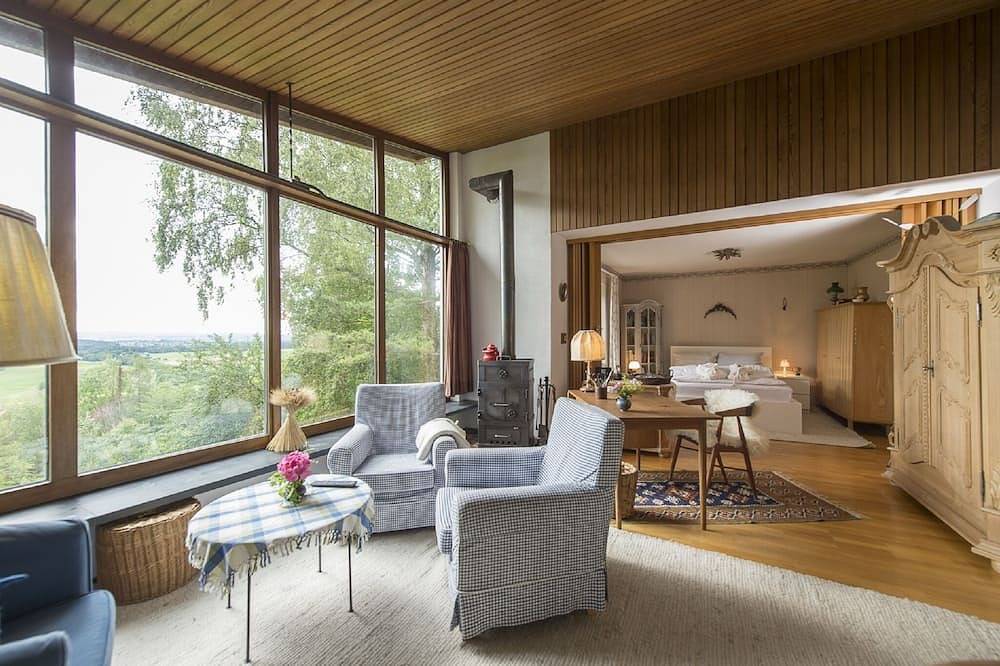 Ganze Wohnung, Großes, voll ausgestattetes Ferienhaus (65qm) mit überdachter Terrasse und Kaminofen in Weidenberg, Frankenalb