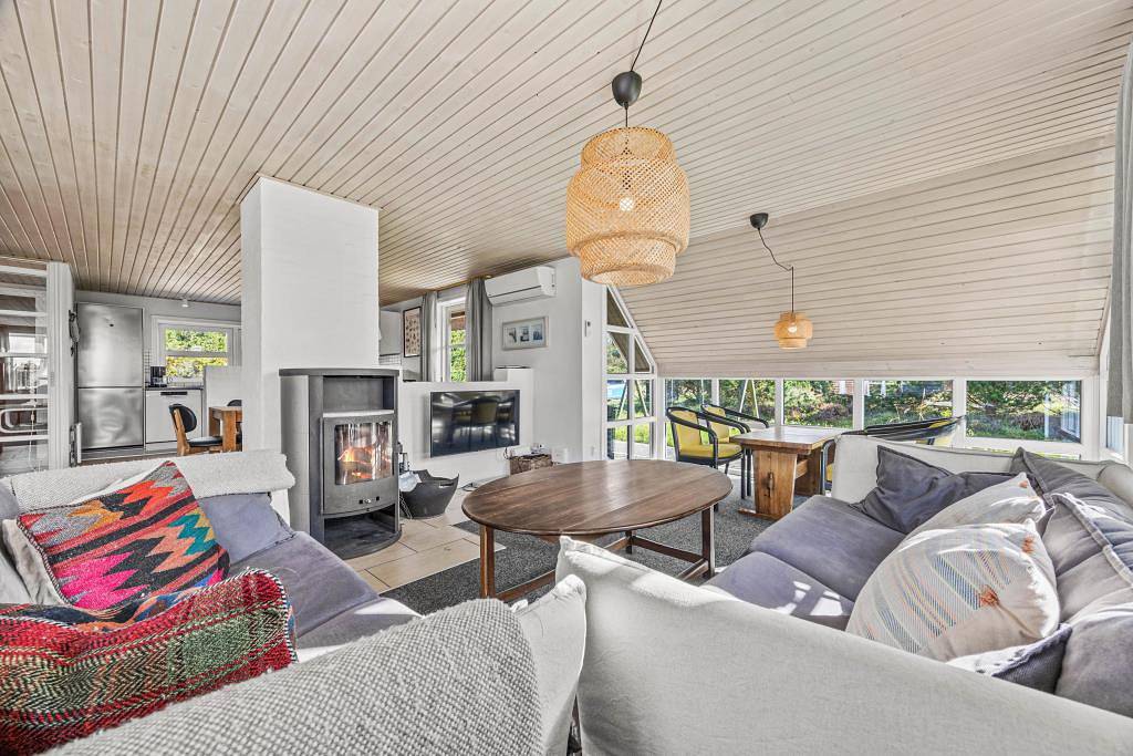 Beautiful thatched holiday home with swimming pool, hot tub and sauna in Blavand, Región de Varde