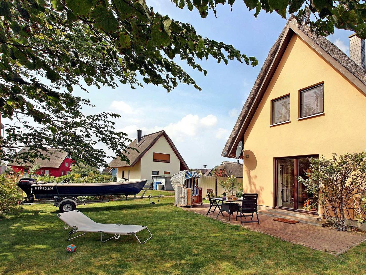 Reet-Ferienhaus Antje - mit Sauna, Strandkorb, Motorboot ... - Reet-Ferienhaus Antje - mit Sauna, Strandkorb, Motorboot ... in Vieregge, Neuenkirchen (Rügen)