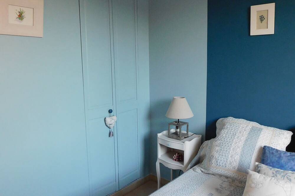 Charming bungalow with heated pool near Avignon in Verquières, Region de Arles