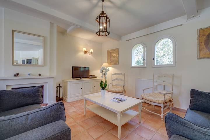 Location de vacances pour 8 personnes, avec jardin ainsi que terrasse et jacuzzi à La Motte - 3