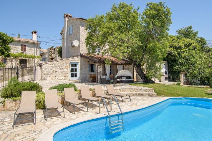 Location de vacances pour 6 personnes, avec piscine ainsi que jardin et vue à Lozari