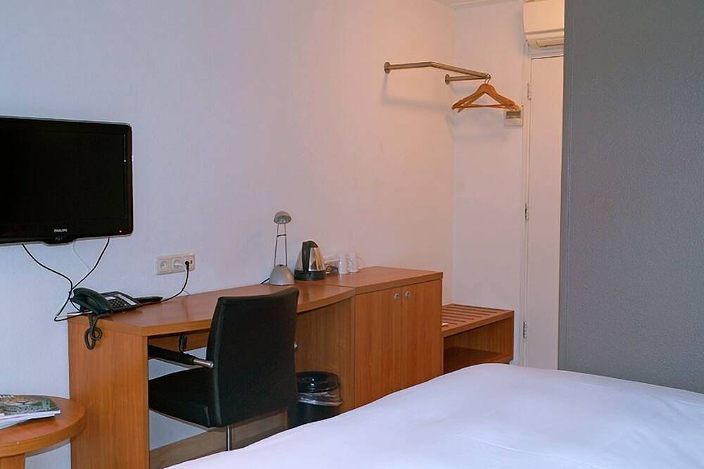Your Relaxing Getaway Awaits! 2 Relaxing Units, Indoor Pool, Free Parking! in Zutphen, IJssel