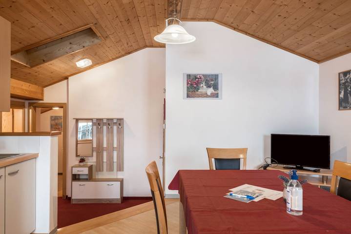 Ganze Wohnung, Ferienwohnung 'Ladinser Hof Reiterstube' mit Bergblick, Gemeinschaftsgarten und Wlan in Tiosels, Kastelruth