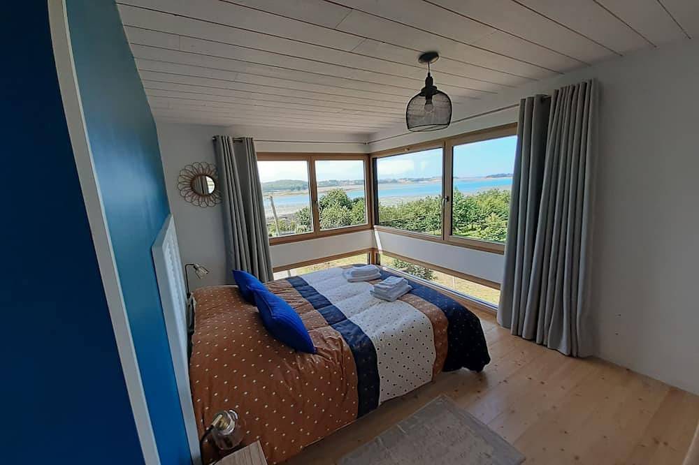 Bord de mer - maison d'architecte - gîte pour 6 personnes in Kerbors, Côte de Granit Rose