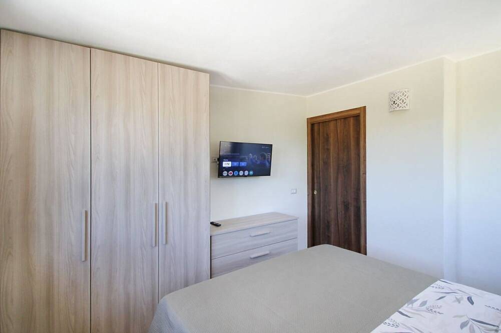 Apartamento inteiro, Il Rifugio sul Mare is a small independent house surrounded by a fragrant lemon garden, just 100 meters from the beach.The house includes a fully equipped kitchen, a bathroom, and a cozy double bedroom. Outside, you’ll find a private relaxation area wi in Marina di Caronia, Caronia