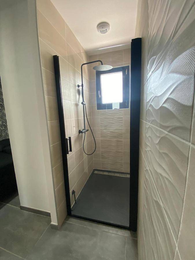 Location de vacances pour 8 personnes, avec vue ainsi que jardin et piscine à Mirabel - 3