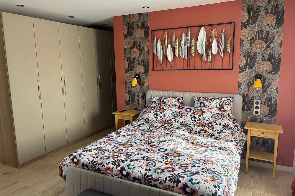 Chic getaway in Villa Lumina, 4/5 people. in Saint-Geniès-de-Comolas, Nimes region