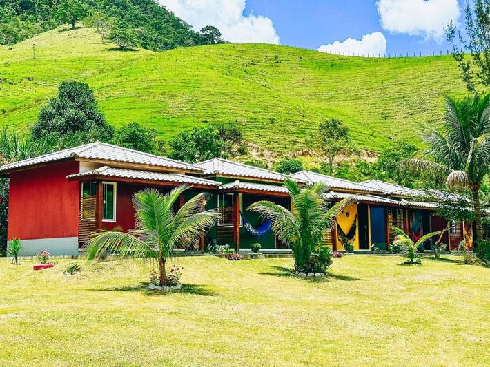 Casas e apartamentos de temporada para 3 pessoas, com piscina e vista e ainda jardim em Macaé