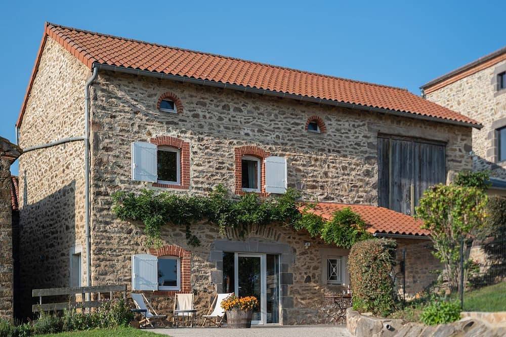 Holiday Home in Auvergne near Lespinasse Castle in Saint-Beauzire, Massif Central