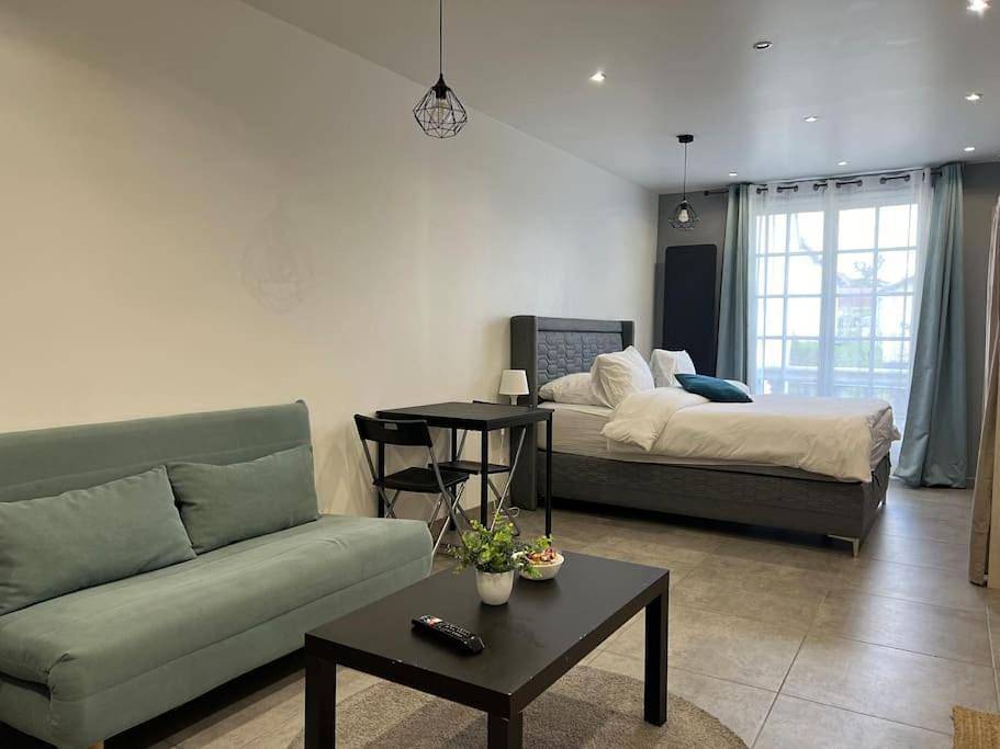 Appartement entier, One-Bedroom Apartment in Sevran, Seine-Saint-Denis