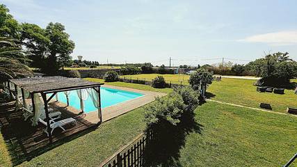 Gîte pour 10 personnes, avec jardin et terrasse, animaux acceptés à Saint-Just-Luzac