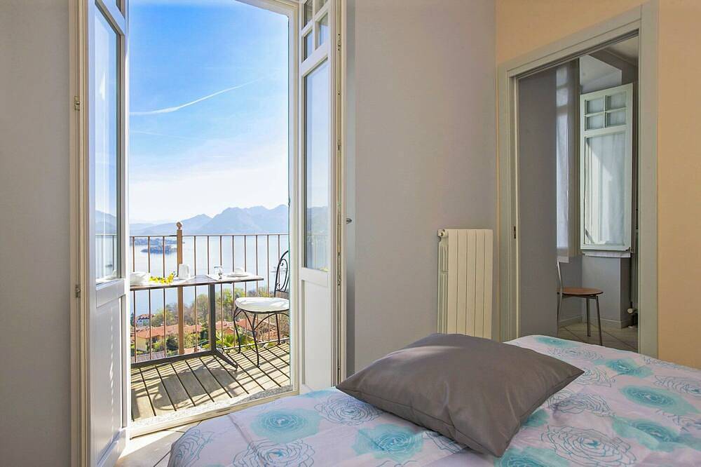 Entire apartment, 2-room apartment with small balcony in an Art Nouveau villa with communal pool in Baveno, Comune di Baveno