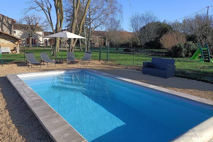 Gîte pour 4 personnes, avec Terrasse ainsi que Jardin et Piscine