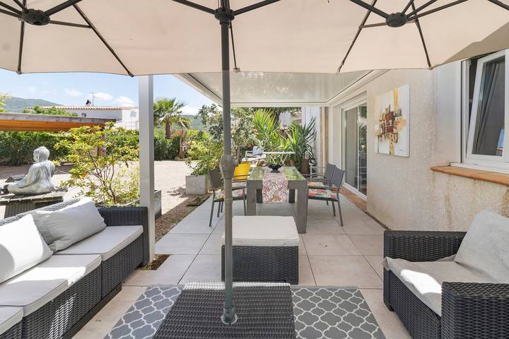 Entire studio, Studio Apartment 'Les Oliviers' with Sea View, Wi-Fi and Air Conditioning in Grosseto-Prugna, Ajaccio region
