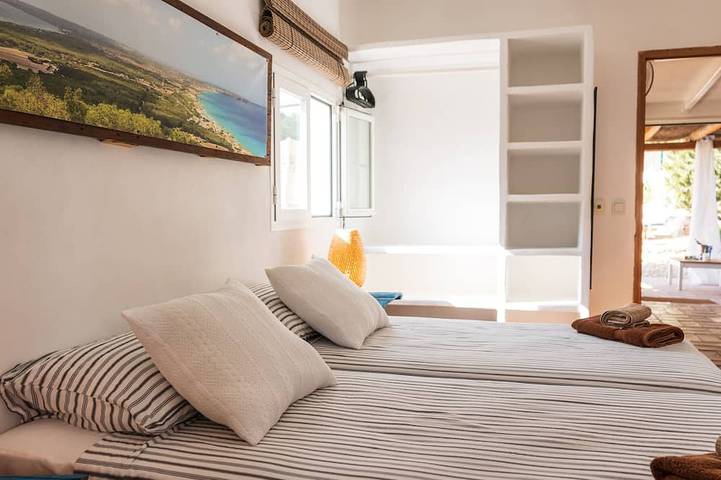 Casa de buen gusto, 2 habitaciones dobles, 2 baños, amplia terraza, jardín con ducha exterior, in Es Pujols, Formentera