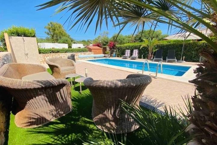Villa pour 6 personnes, avec Balcon ainsi que Jardin et Piscine à Cala Romantica