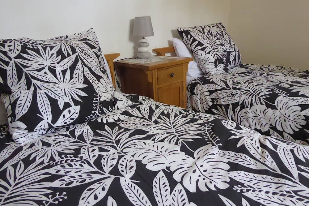 Entire apartment, Sous les Arbres - private pool, great views, relax, unwind, get closer to nature in Montagudet, Quercy