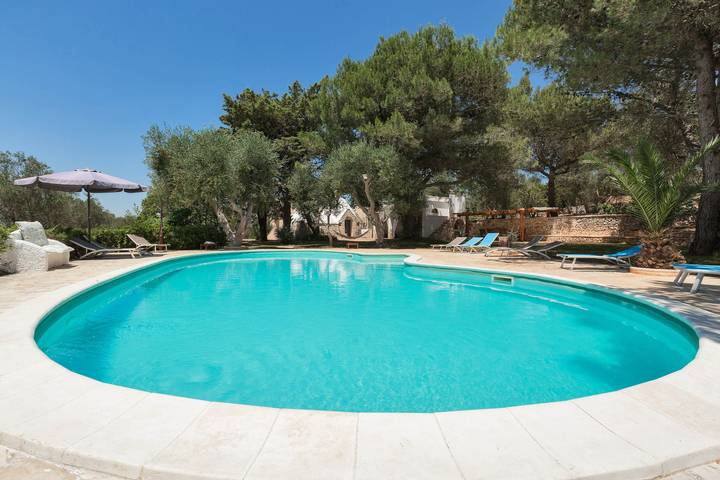 Trullo per 12 persone, con Balcone/Terrazza e Giardino nonché Piscina a Ceglie Messapica