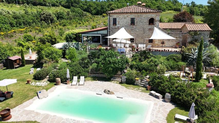 Agriturismo per 5 persone, con Terrazza e Idromassaggio nonché Giardino e Piscina a Rapolano Terme