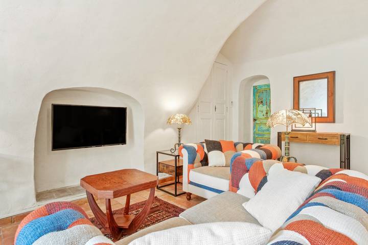 Apartment 'Gîte De Charme' with Mountain View, Wi-Fi and Air Conditioning in Méounes-lès-Montrieux, Middelhavskysten (Frankrig)