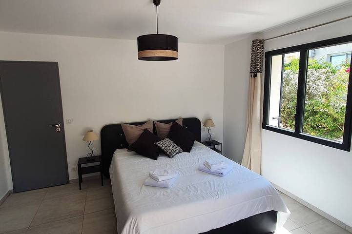 Location de vacances pour 6 personnes, avec terrasse et jardin à Saint-Julien-de-Peyrolas - 2