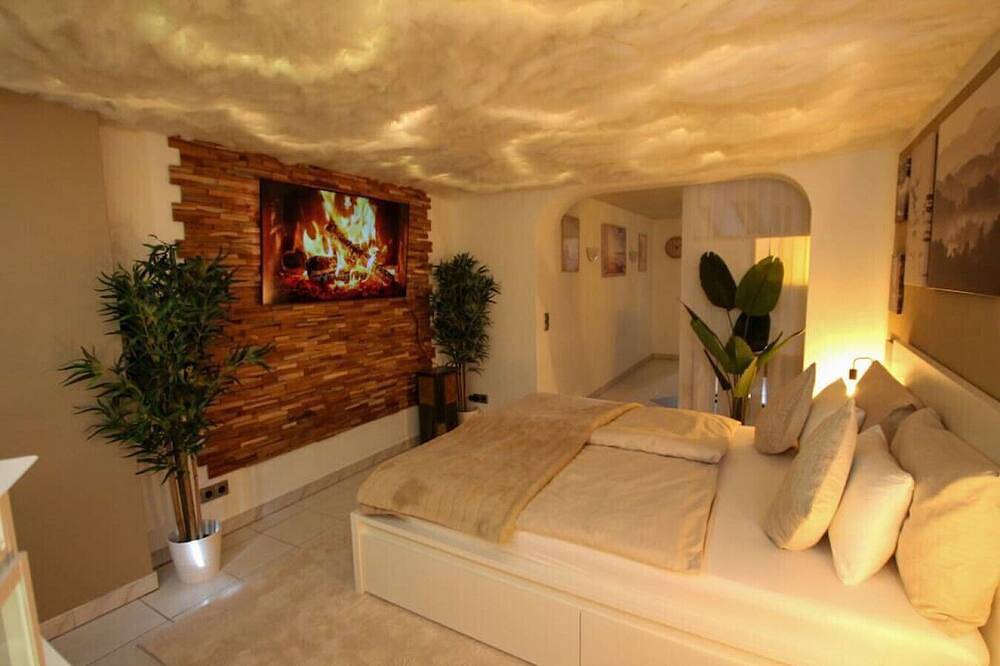 Ganze Wohnung, Voll ausgestattetes Design-Apartment mit Büro-Setup & Parkplatz in Wiesbaden, Südhessen