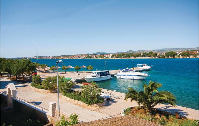 Ganze Ferienwohnung, Charmantes Apartment, 1,5 km vom Strand entfernt: Gemütliches Apartment mit Terrasse und WLAN in Spongiola, Krapanj (Kroatische Adria)