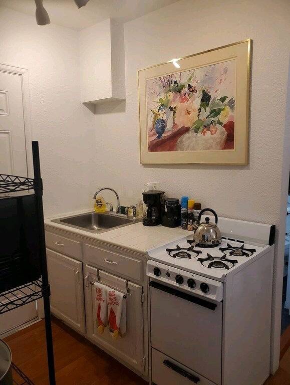 Stylish Retreat w/ Queen Bed • Fast Wifi • Free Parking in Colorado Springs, El Paso County (CO)