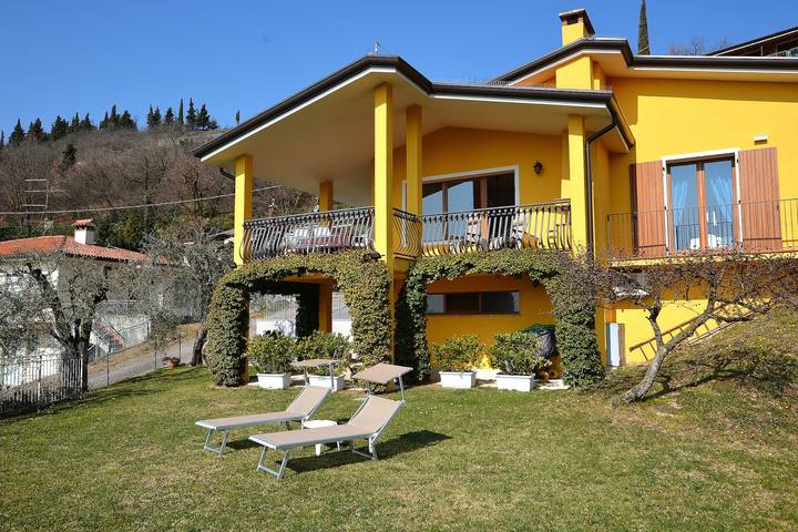 Location de vacances pour 6 personnes, avec Terrasse et Vue sur le lac à Costermano