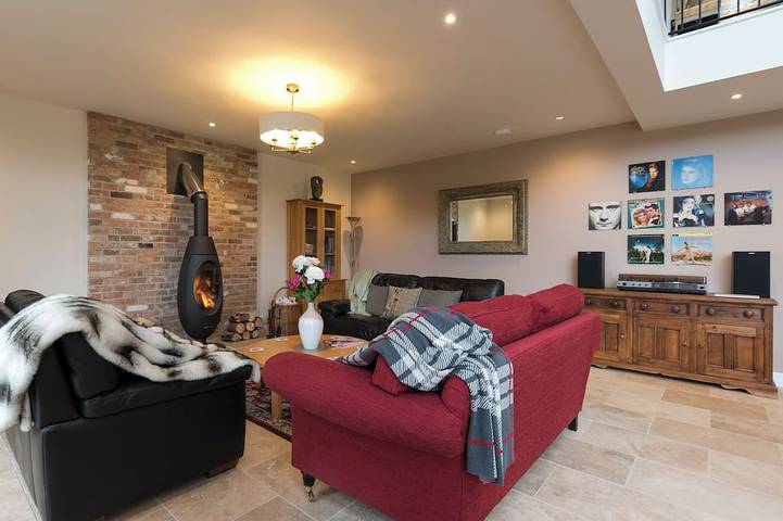 Cottage for 12 people, with Balcony/Terrace and Hot tub as well as Garden in Dorset