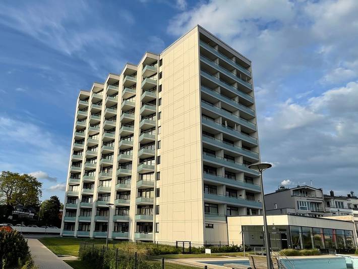 Ferienwohnung für 4 Personen, mit Balkon und Pool sowie Sauna und Seeblick in Neustadt in Holstein