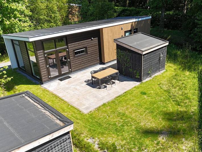 Luxuriöses Ferienhaus umgeben von Wasser und Wald in Sint Nicolaasga, Ijsselmeer