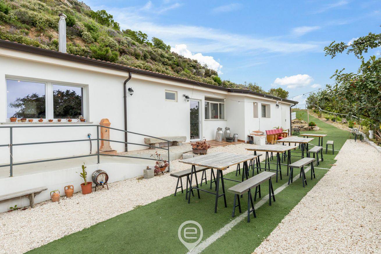 Zimmer für 2 Personen mit Garten in Lanusei, Barbagia