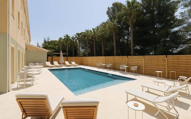 Hôtel pour 3 personnes, avec jardin ainsi que terrasse et piscine