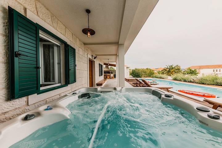 Villa pour 8 personnes, avec jacuzzi ainsi que jardin et sauna à Trogir - 2