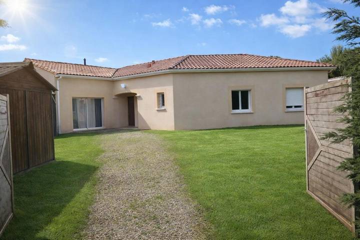 Location de vacances pour 6 personnes, avec Jacuzzi et Terrasse ainsi que Jardin et Piscine dans Montpouillan