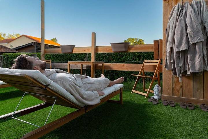 Gîte pour 2 personnes, avec jardin ainsi que vue et terrasse, animaux acceptés dans Le Mayet-de-Montagne - 4