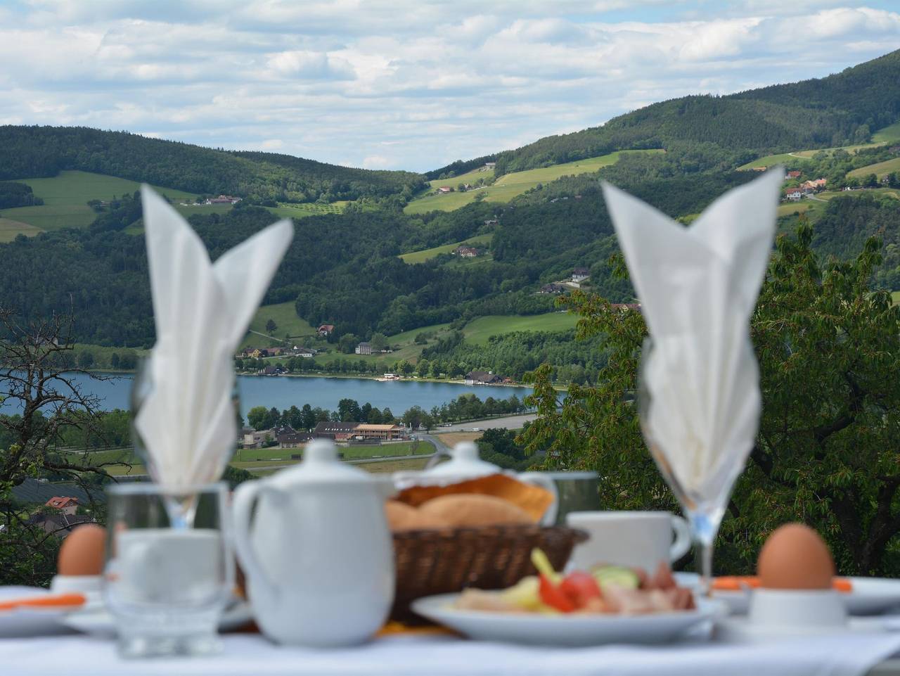 Gästehaus Ungertoni - Doppelbett Zimmer mit See Blick in Gemeinde Stubenberg, Steirerland