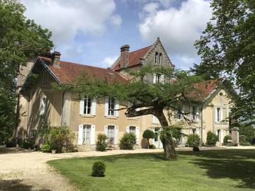 Gîte pour 2 personnes, avec terrasse ainsi que piscine et jardin à Courpignac