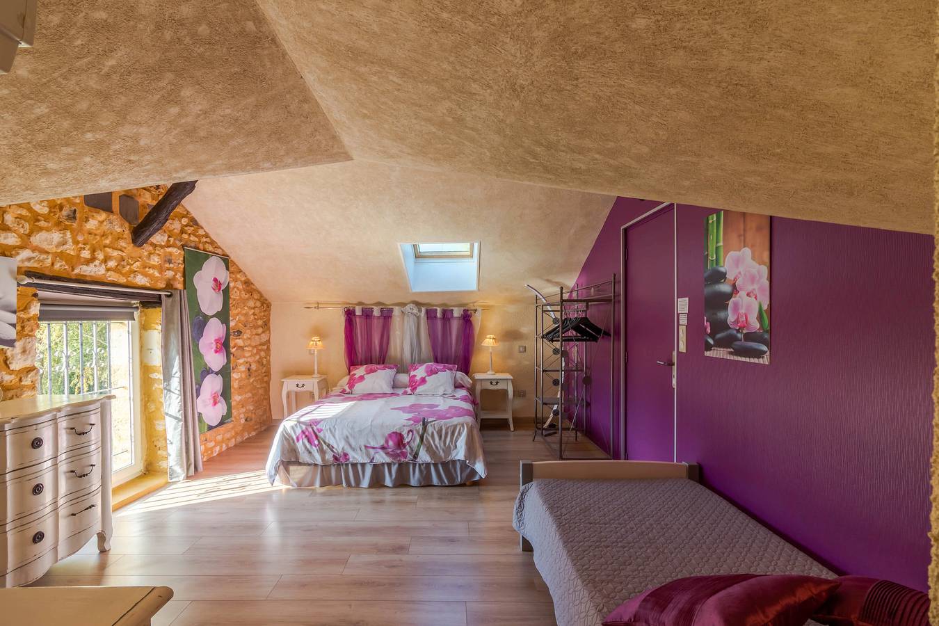 Chambre d'hôtes 'Le Moulin De Mayence Fleur Orchidée' avec piscine partagée, Wi-Fi et climatisation in Plazac, Périgord Noir