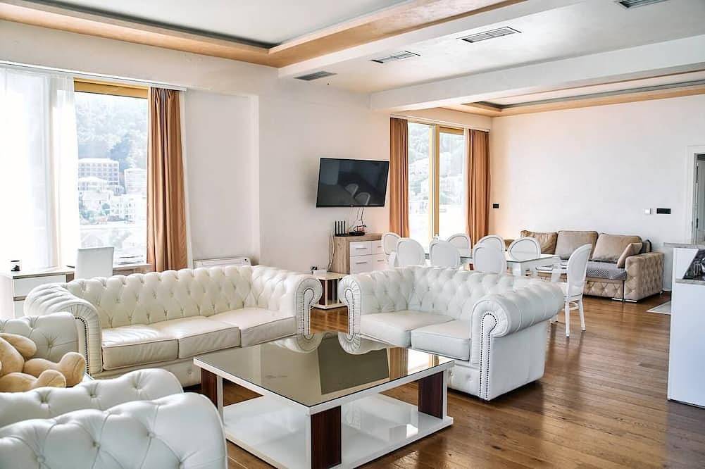 Apartamento entero, Penthouse sea view with pool on terrace in Budva, Municipio de Budva