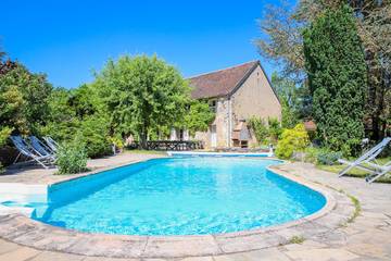 Cottage pour 45 personnes, avec piscine ainsi que sauna et jardin, animaux acceptés à Lavau