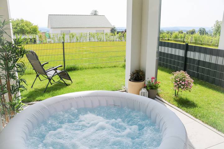 Appartement entier, Vue sur les Alpes – Deluxe avec jacuzzi privé in Lottstetten, Hautes Forêts-Noires