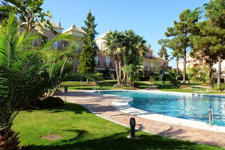 Villa für 4 Personen, mit Whirlpool und Balkon sowie Garten und Pool - 1