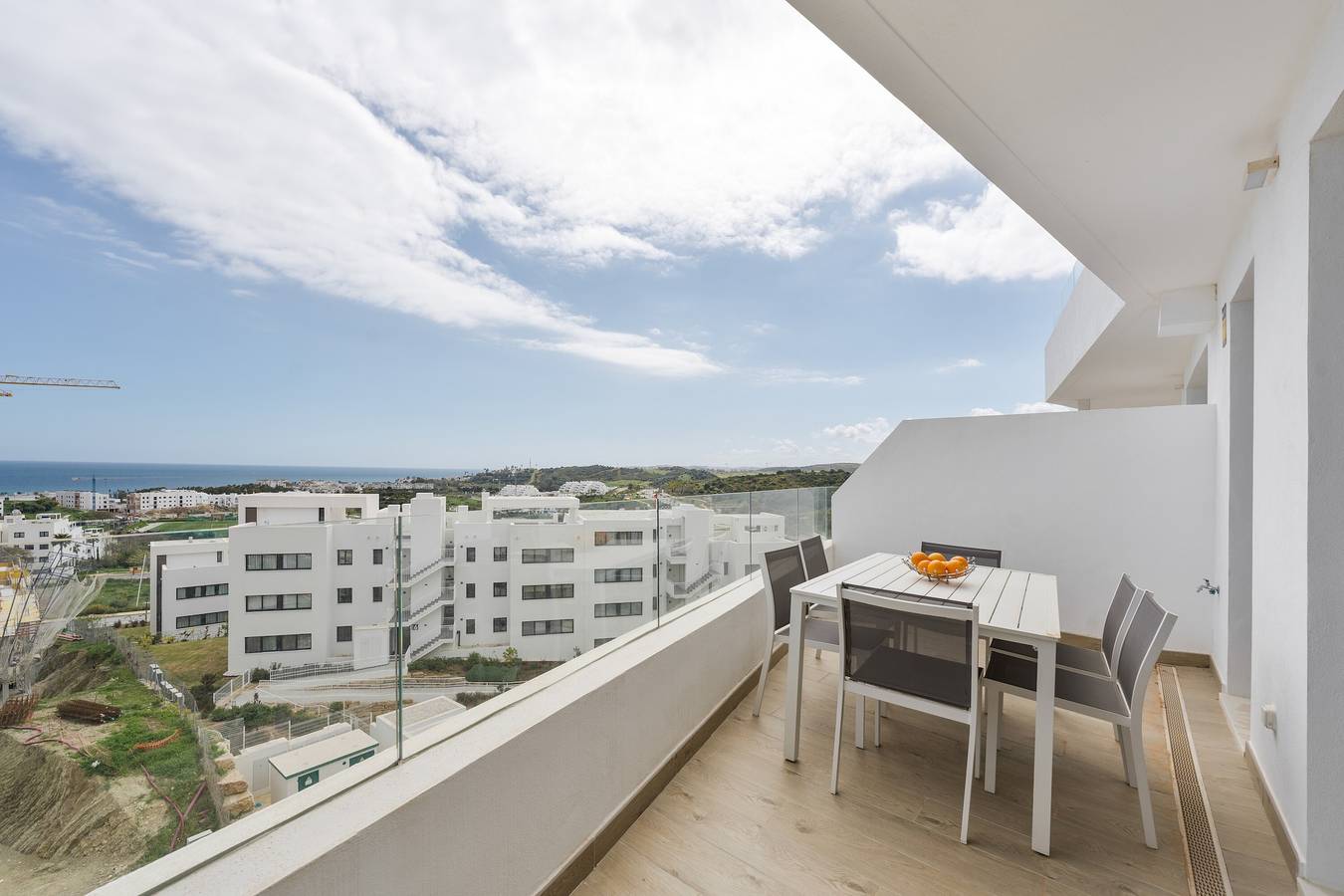 Entire apartment, Apartment 'One 80 Suites' with Sea View, Wi-Fi and Air Conditioning in La Gaspara, Estepona